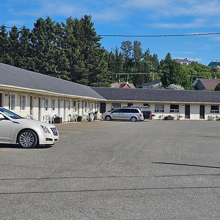 Resto Pub Motel Le Madub L'Isle-Verte Eksteriør bilde