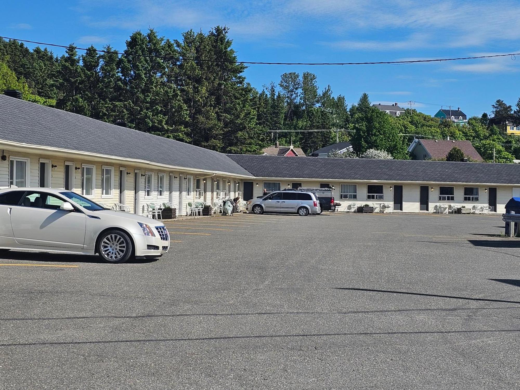Resto Pub Motel Le Madub L'Isle-Verte Eksteriør bilde